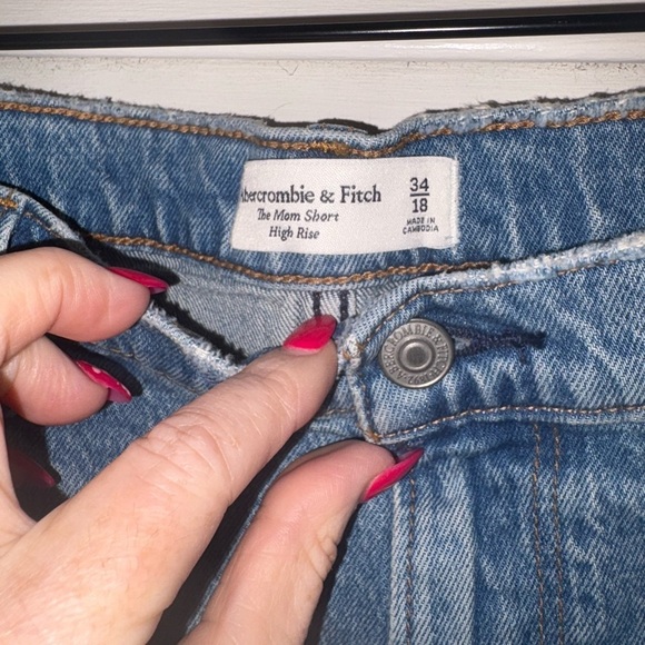 NWT Abercrombie and Fitch The Mom High Rise Denim Shorts size 18/34 - Picture 5 of 6